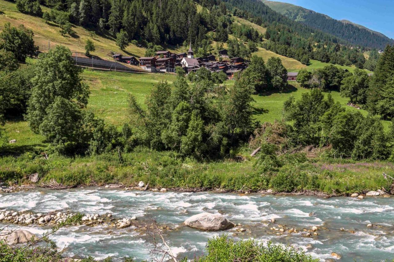 Denkmalgeschuetzter Spycher Total Renoviert Goms Exterior foto
