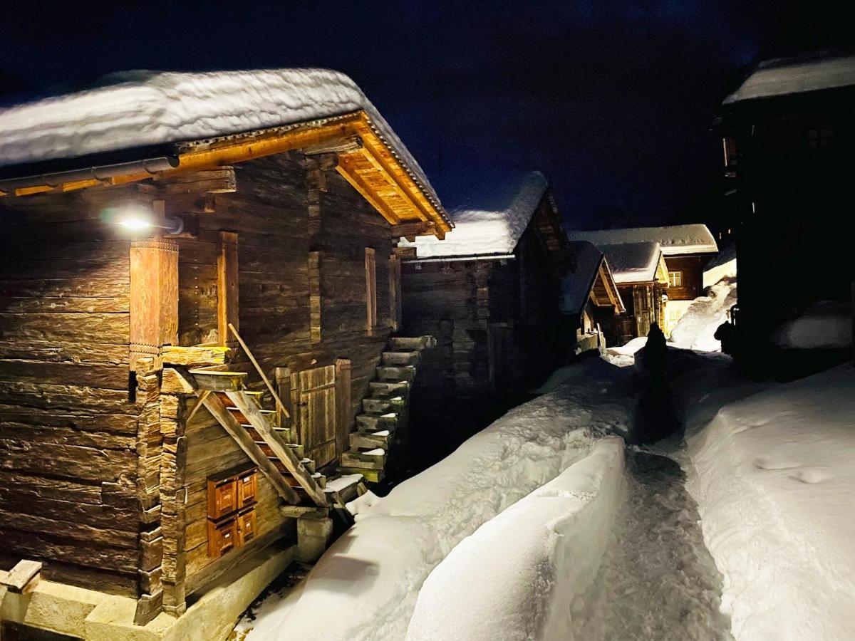 Denkmalgeschuetzter Spycher Total Renoviert Goms Exterior foto