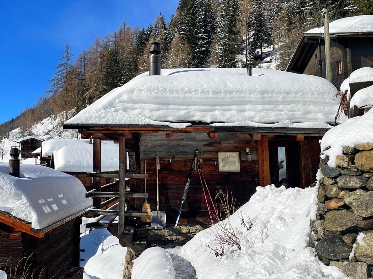 Denkmalgeschuetzter Spycher Total Renoviert Goms Exterior foto