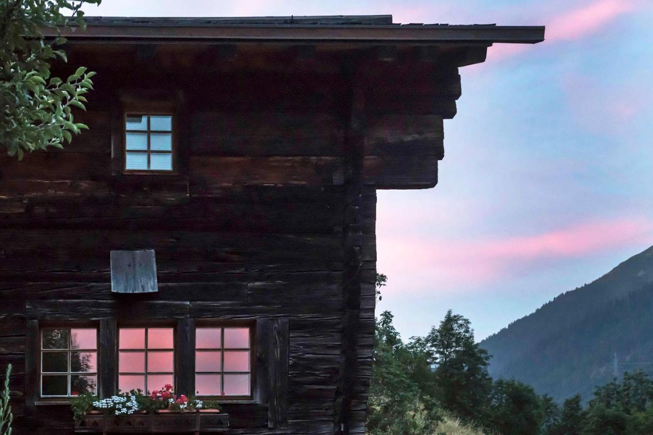 Denkmalgeschuetzter Spycher Total Renoviert Goms Exterior foto