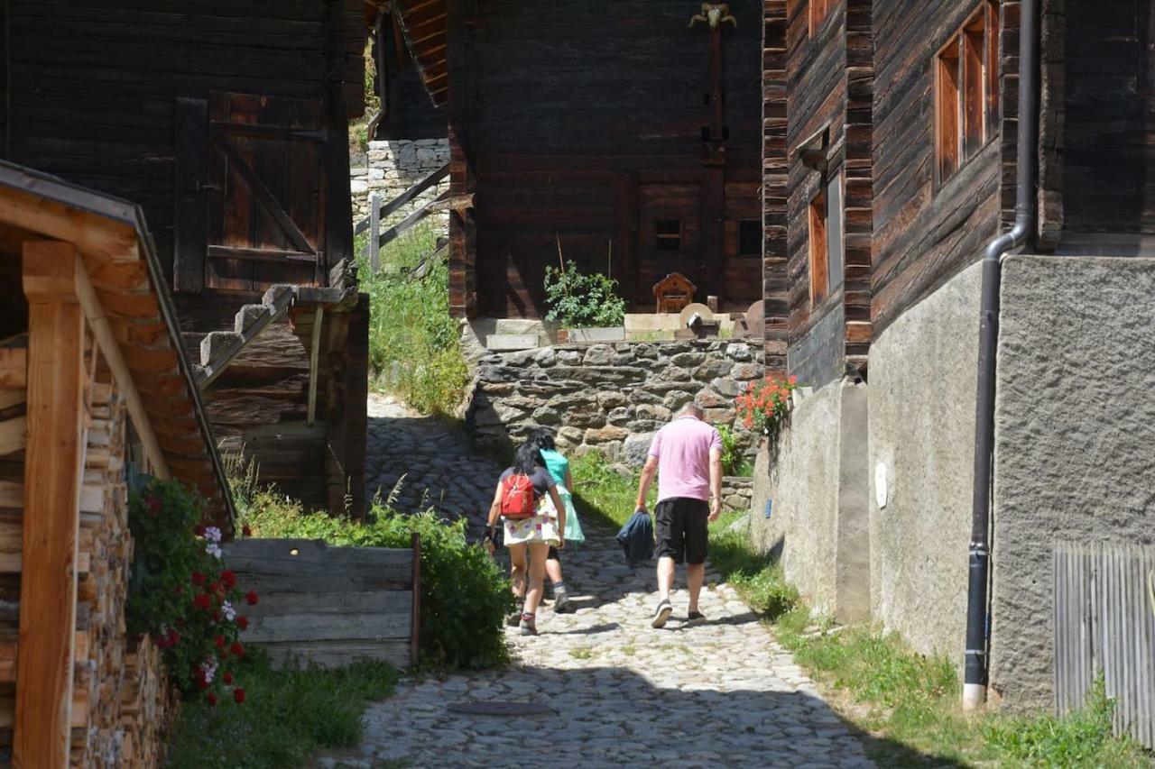Denkmalgeschuetzter Spycher Total Renoviert Goms Exterior foto