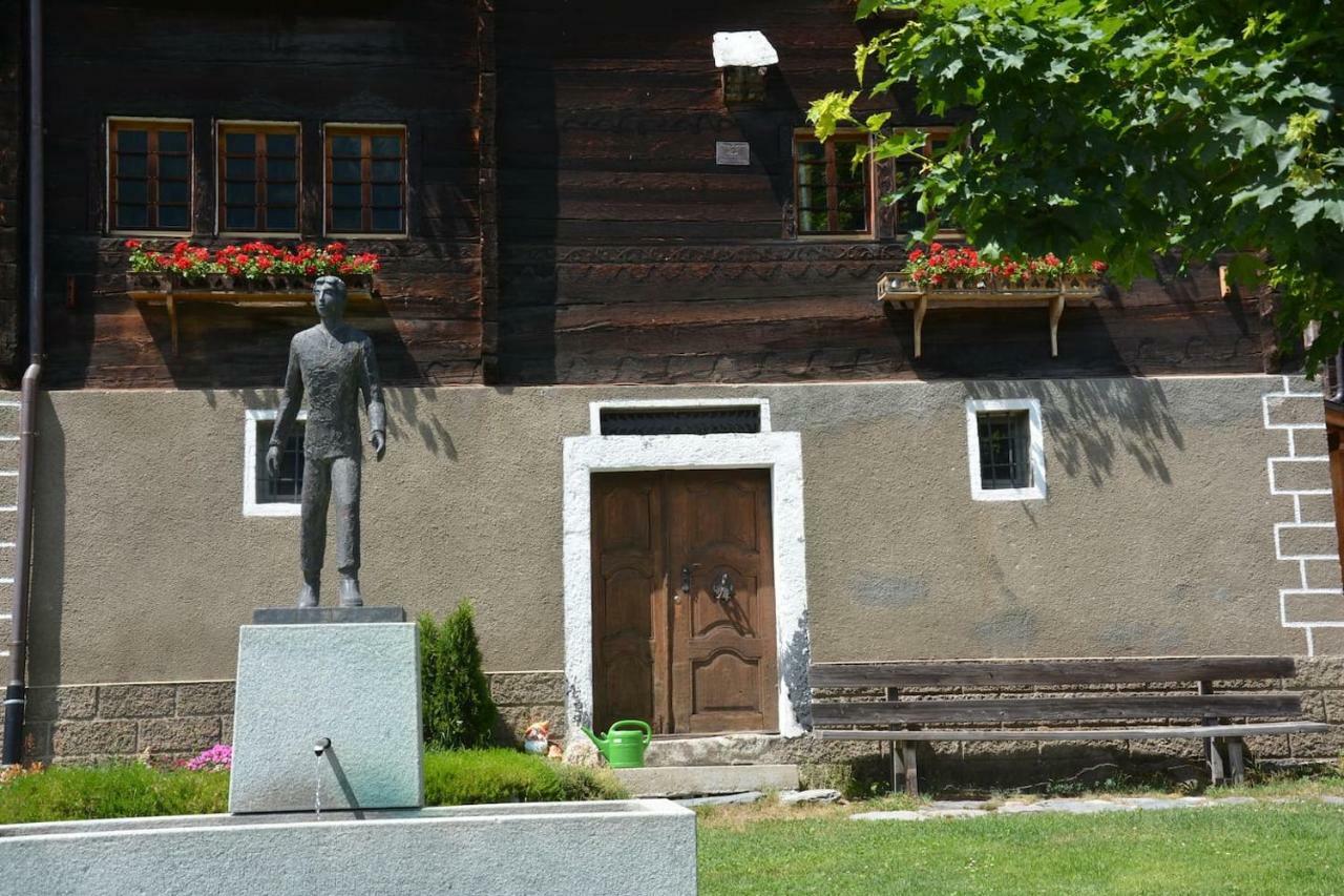Denkmalgeschuetzter Spycher Total Renoviert Goms Exterior foto
